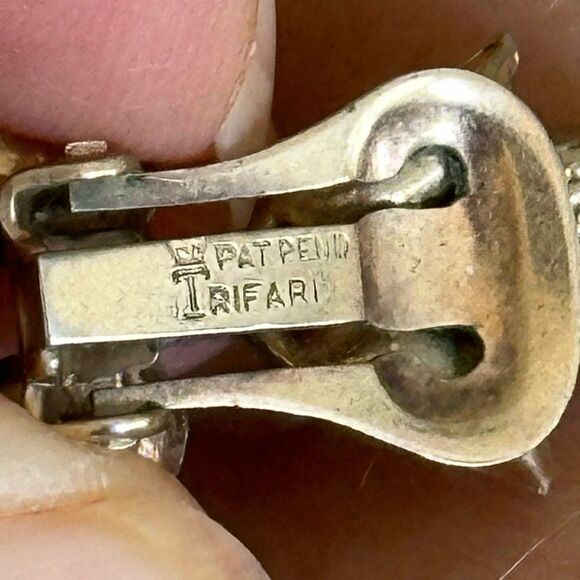 Vintage 50s/60s Trifari gold tone drop clip on earrings - Picture 3 of 5